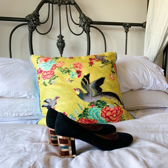 Classic black pumps (with gold heel detail) - Picture 3 of 5